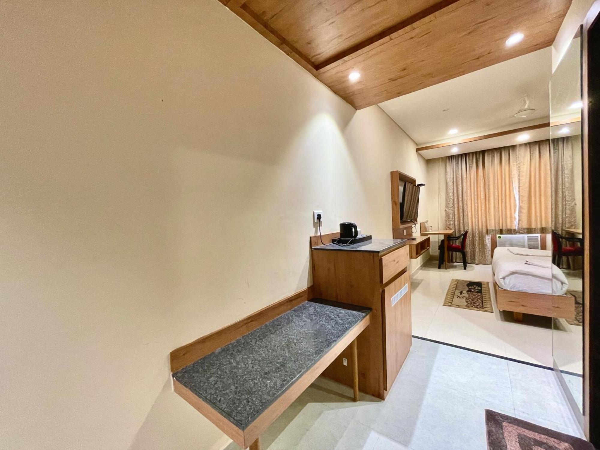 Hotel Rockbay, Puri Swimming-Pool, Near-Sea-Beach-And-Temple Fully-Air-Conditioned-Hotel With-Lift-And-Parking-Facility Exterior foto